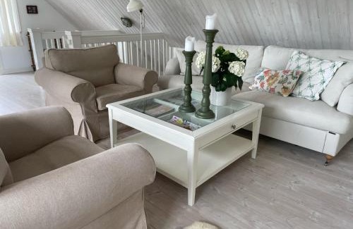 Nyhamnslage House | Nyhamnsläge med sundsutsikt och nära till strand.