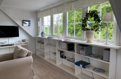 Nyhamnslage House | Nyhamnsläge med sundsutsikt och nära till strand.