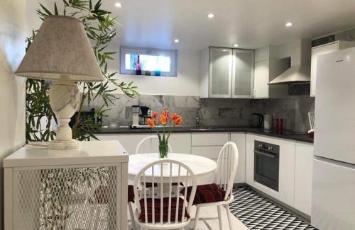 Hallevik Apartment | NYRENOVERAD LÄGENHET med egen ingång & nära havet