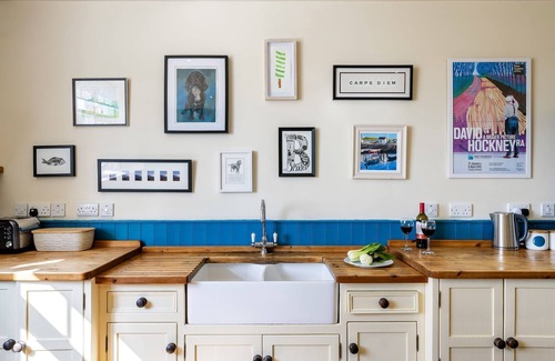 Brynsiencyn Cottage | Nyth Y Wennol - sleeps 8 guests in 4 bedrooms