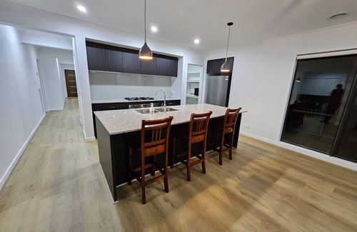 Tarneit House | O Stylish 4 Room Oasis with 65" TV
