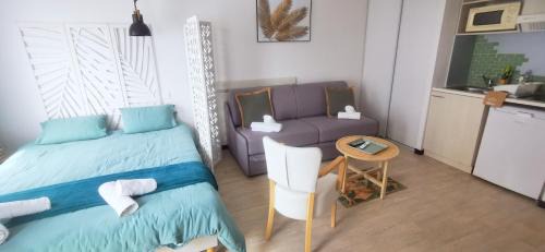 Lourdes Apartment | O'TINY Suite familiale 4 personnes, gare, centre ville, sanctuaire