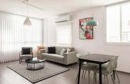 Bat Yam Apartment | Oַ&O Group-Amazing APT Bat-Yam 3 Min Walk To Beach