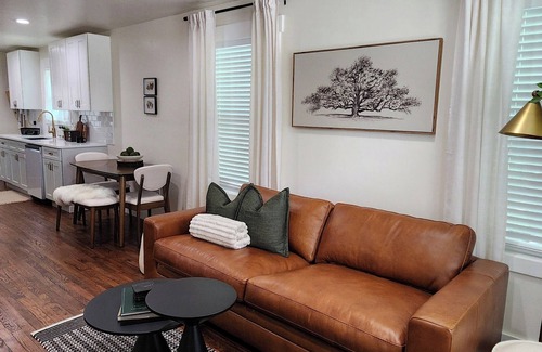 New Braunfels House | Oak + Agave House - Downtown New Braunfels Retreat