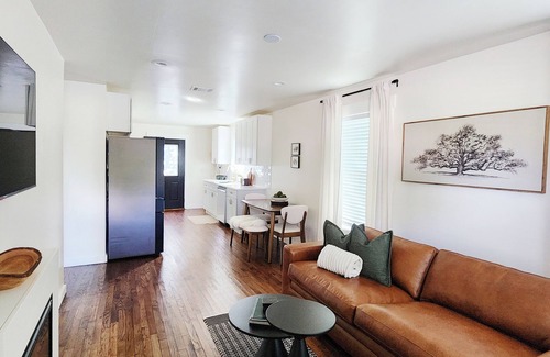 New Braunfels House | Oak + Agave House - Downtown New Braunfels Retreat