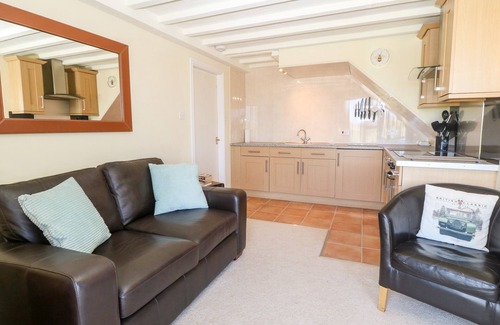 Dinas Dinlle Cottage | OAK COTTAGE, pet friendly, country holiday cottage in Caernarfon