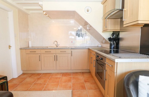 Dinas Dinlle Cottage | OAK COTTAGE, pet friendly, country holiday cottage in Caernarfon