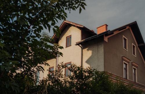 Funfhaus Bed & Breakfast | Oak House Vienna