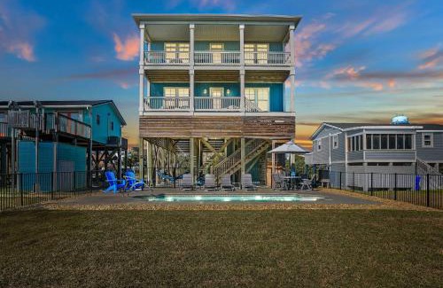 Long Beach House | Oak Island Escape with Saltwater Pool, Walk to Beach