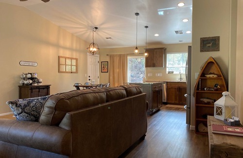 Oak Knoll Village Cottage | Oak Knoll Cottage - Minutes to Downtown, Ideal for Fishing & Hiking!