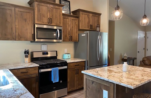 Oak Knoll Village Cottage | Oak Knoll Cottage - Minutes to Downtown, Ideal for Fishing & Hiking!