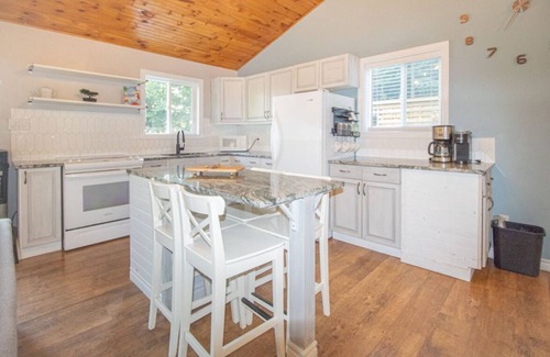 Havelock-Belmont-Methuen Cottage | Oak Lake Retreat-3 bedrooms, 1 bathroom