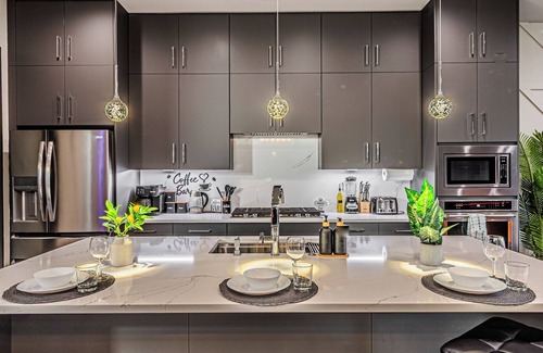 Dallas House | Oak Lawn Luxe Stay- King Beds, Hot Tub, Arcades, Pool Table & More