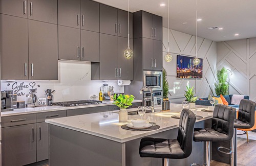 Dallas House | Oak Lawn Luxe Stay- King Beds, Hot Tub, Arcades, Pool Table & More