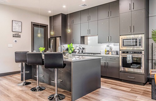 Dallas House | Oak Lawn Luxe Stay- King Beds, Hot Tub, Arcades, Pool Table & More