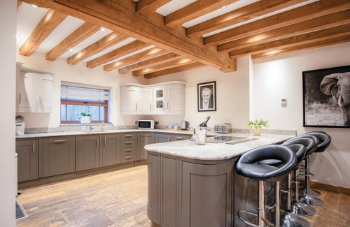 Pen-y-cae House | Oak Lodge - Hot Tub - Pen Y Cae Inn