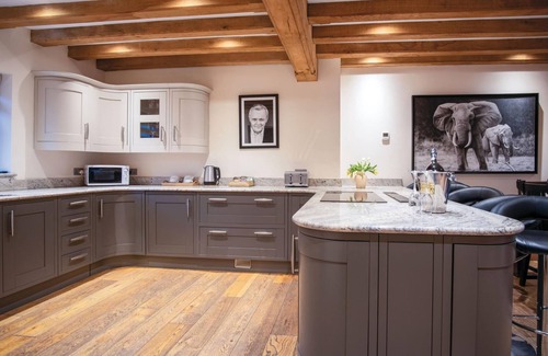 Pen-y-cae House | Oak Lodge - Hot Tub - Pen Y Cae Inn