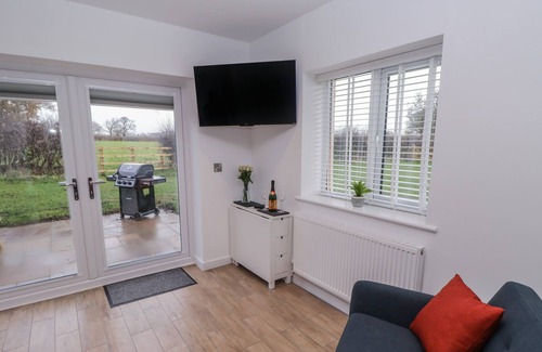 Radbourne Cabin | OAK LODGE, pet friendly, with a garden in Etwall