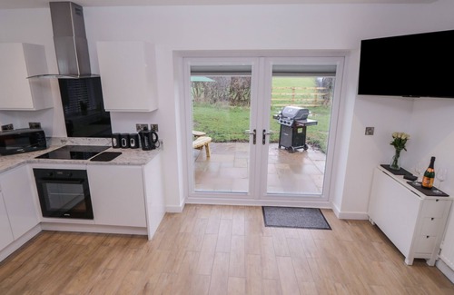 Radbourne Cabin | OAK LODGE, pet friendly, with a garden in Etwall