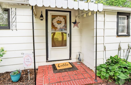 Waterport Cottage | Oak Orchard Creek Cottage Close to Lakes and Nature & Major Cities