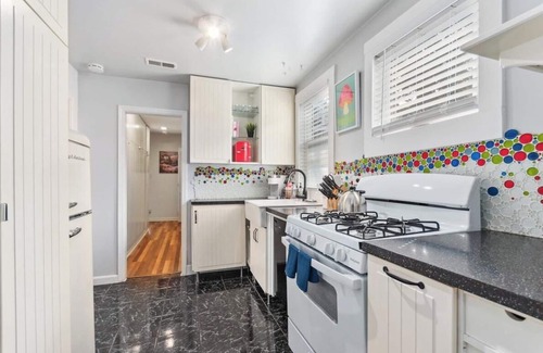 Oak Park House | Oak Park IL · Charming Retro 2BR Cottage/Train/Laundry/FREE PKG