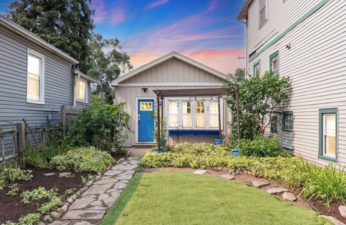 Oak Park House | Oak Park IL · Charming Retro 2BR Cottage/Train/Laundry/FREE PKG