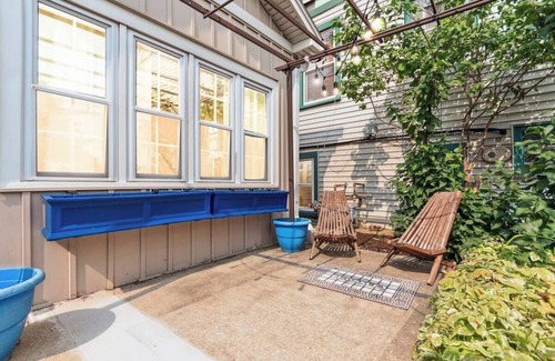 Oak Park House | Oak Park IL · Charming Retro 2BR Cottage/Train/Laundry/FREE PKG