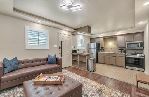 Lawton Apartment | Oak's Beautiful Contemporary Suite #08