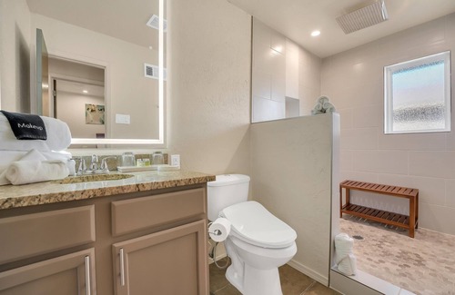 Lawton Apartment | Oak's Beautiful Contemporary Suite #08