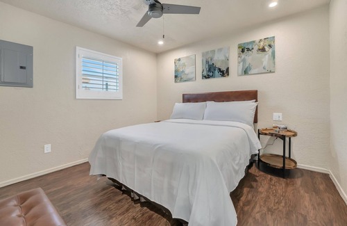 Lawton Apartment | Oak's Beautiful Contemporary Suite #08