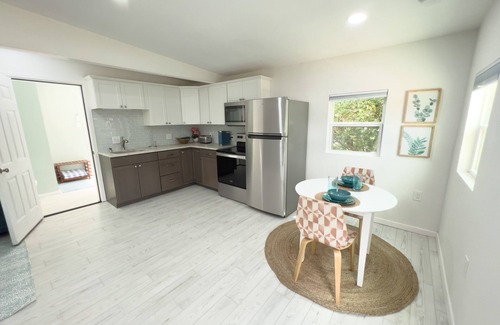 Hobbs House | Oak Tree Oasis Guesthouse w/Private Heated Pool
