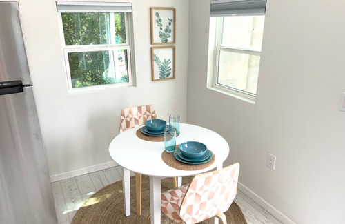 Hobbs House | Oak Tree Oasis Guesthouse w/Private Heated Pool