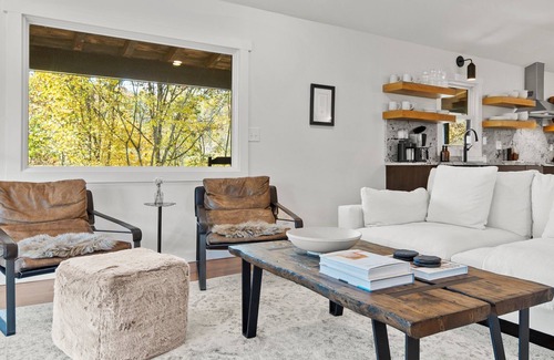Hendersonville Cottage | Oakhaven: Mountain Escape with Wood Burning Hot Tub!