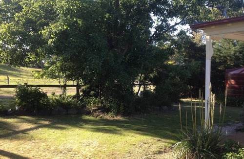Deepwater House | Oakhurst Cottage FarmStay -A tastefully restored cottage set in a private garden