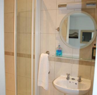 Gatwick Bed & Breakfast | Oakhurst Gatwick B&B & bookable Holiday parking deals