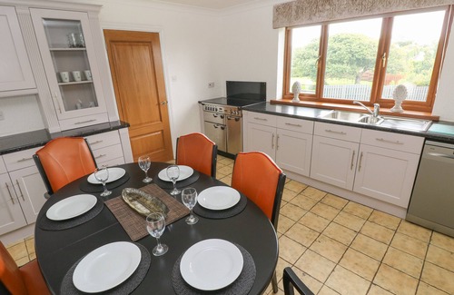 Wiseman's Bridge Cottage | OAKLAND COTTAGE, pet friendly, with a garden in Saundersfoot
