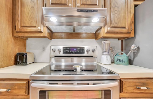 Vernon House | Oaklawn Retreat -4BR -Sleeps 10