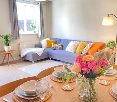 Corby House | Oakley Vale House and Garden! Free Private Parking, TV, Fully Equipped