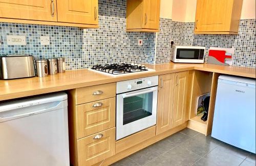 Corby House | Oakley Vale House and Garden! Free Private Parking, TV, Fully Equipped