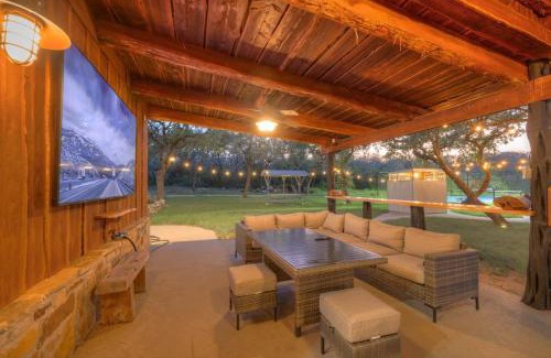 Johnson City House | Oakridge Ranch - Pool,Hot Tub, Pickleball Court, Whiskey & Wine Room