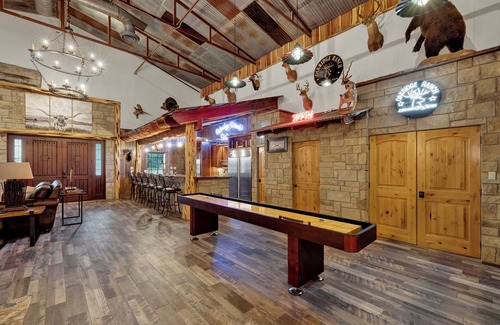 Johnson City House | Oakridge Ranch: Pool + Hot-tub, Pickleball Court, Whiskey & Wine Room