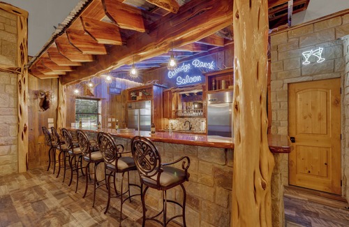 Johnson City House | Oakridge Ranch: Pool + Hot-tub, Pickleball Court, Whiskey & Wine Room