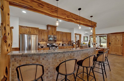 Johnson City House | Oakridge Ranch: Pool + Hot-tub, Pickleball Court, Whiskey & Wine Room