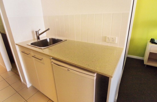 South Townsville Apartment | Oaks Townsville Gateway Suites