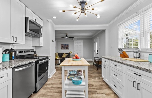 Downtown House | Oakwood Cottage Deux - Put Green, Mins to DT