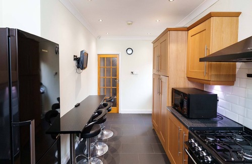 Beeston House | Oakwood House - 4 Bed Private Bathroom Sleeps 7