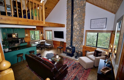 Idyllwild Cabin | Oasis at Riposo: Hot Tub, Sauna, Art Room, small dogs welcome