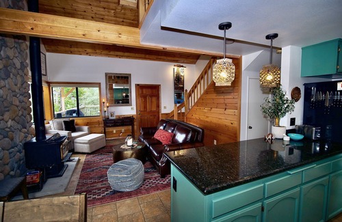 Idyllwild Cabin | Oasis at Riposo: Hot Tub, Sauna, Art Room, small dogs welcome