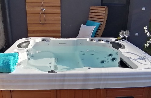 Potzneusiedl Apartment | Oasis of peace with garden + whirlpool + 3x bicycles + WiFi + grill