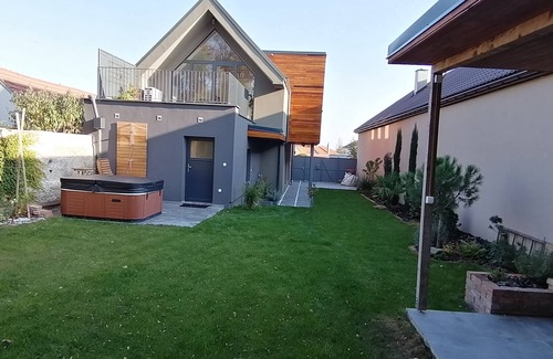 Potzneusiedl Apartment | Oasis of peace with garden + whirlpool + 3x bicycles + WiFi + grill